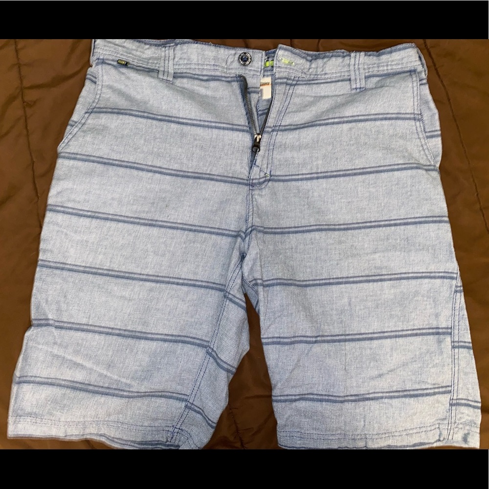 Men’s hybrid stretch texture shorts. Size 34, light blue with dark blue stripes
